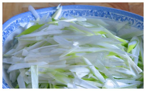 5分钟爆炒下饭菜！不加一滴水不用一滴油，味道神奇！原料竟是…