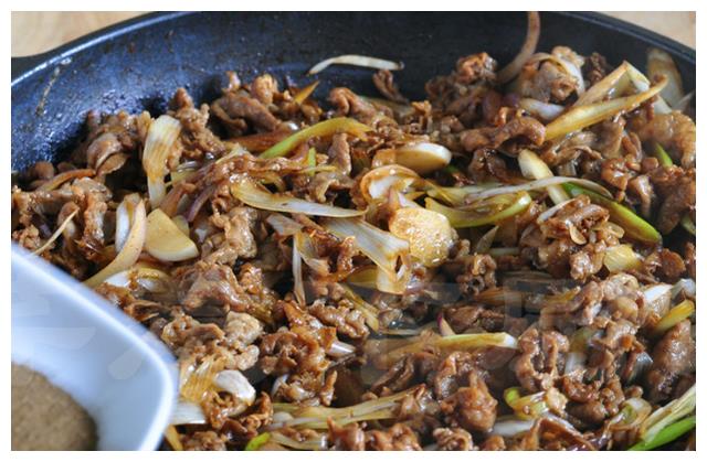 5分钟爆炒下饭菜！不加一滴水不用一滴油，味道神奇！原料竟是…