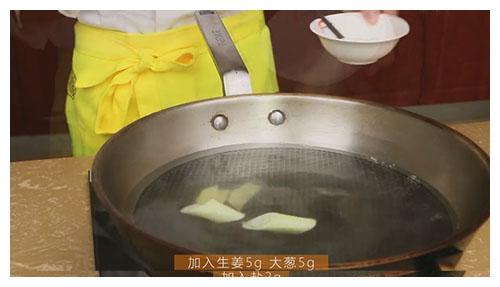 滋补花生猪蹄汤的做法