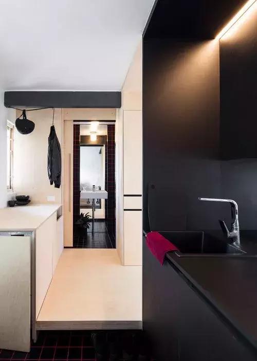 26㎡单身公寓，玄关也是厨房，走道藏衣柜，还有宽敞客厅