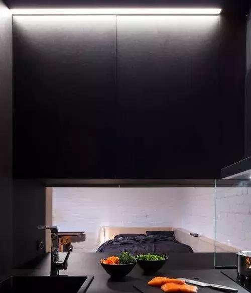 26㎡单身公寓，玄关也是厨房，走道藏衣柜，还有宽敞客厅