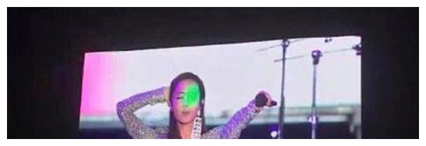 蔡依林演唱会遭激光笔照射，紧闭双眼表情痛苦，“凶手”被揪出