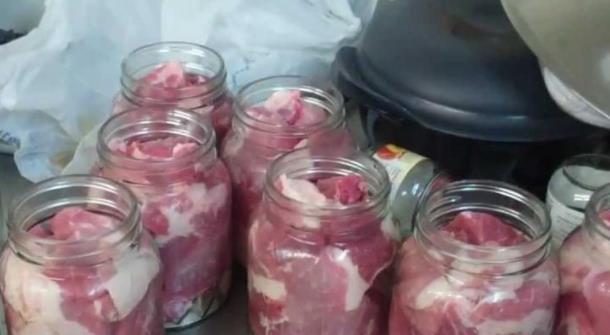 婆婆不听阻止，把猪肉塞进瓶子，不加水密封，过了半年，家人懵了