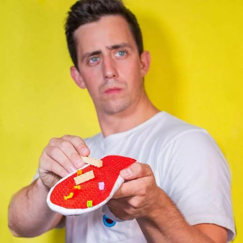 乐高袜子、卷纸耳环...呢位哥记专门发明d无聊嘢?