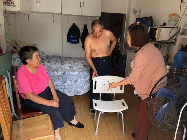 全科社工走访残疾人家庭，辅助器具送上门