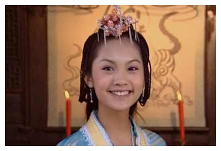 女星雷人古装造型，关晓彤头顶缝纫机不算什么！