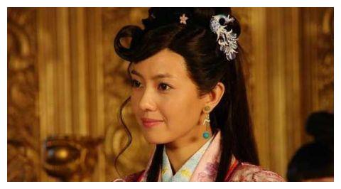 女星雷人古装造型，关晓彤头顶缝纫机不算什么！