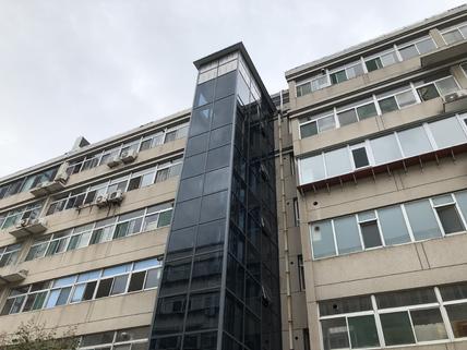 九旬瘫痪老人的“电梯梦”，住了十七八年楼，终于下楼散散步