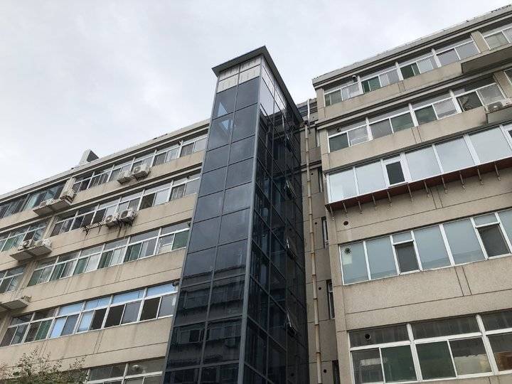 九旬瘫痪老人的“电梯梦”，住了十七八年楼，终于下楼散散步