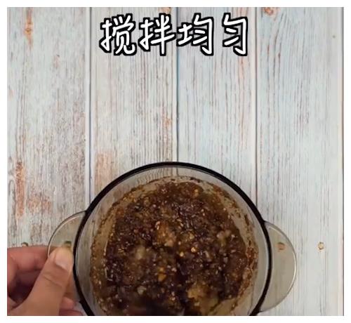 嫂子做了蒜泥白肉，满满一盘肉，香飘四溢，味道简直不要太好