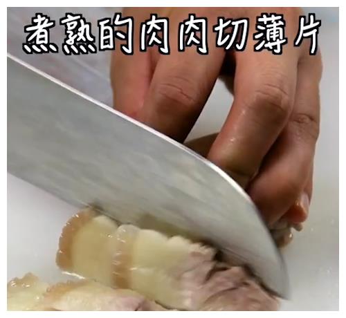 嫂子做了蒜泥白肉，满满一盘肉，香飘四溢，味道简直不要太好