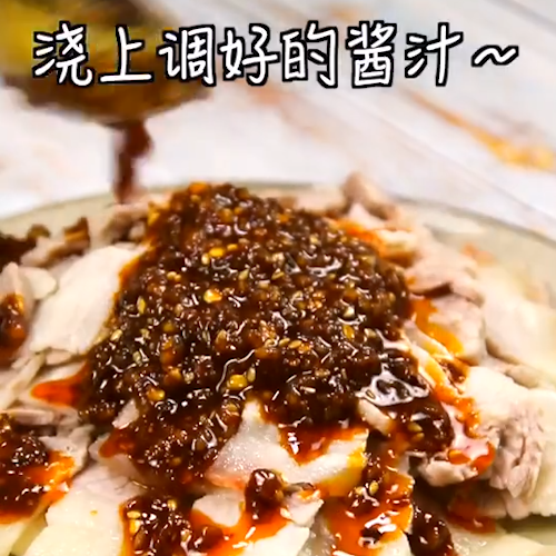 嫂子做了蒜泥白肉，满满一盘肉，香飘四溢，味道简直不要太好