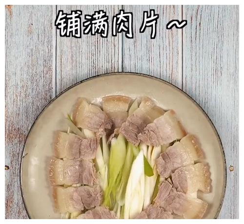 嫂子做了蒜泥白肉，满满一盘肉，香飘四溢，味道简直不要太好