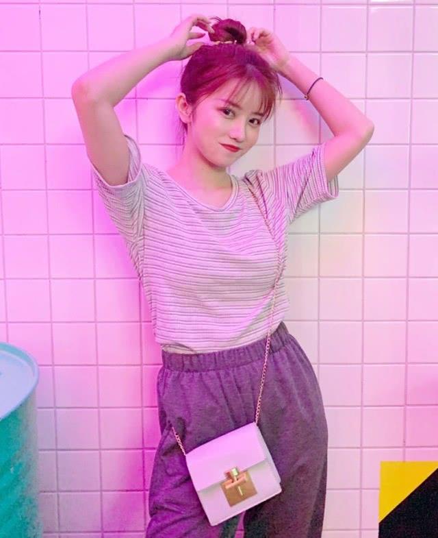 暂时别穿阔腿裤了,小仙女处流行“饼干裤”,至少能显瘦10斤