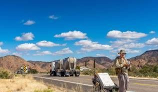 男子买了一块大石头,没想到里面藏了一座价值8.8万的石雕!