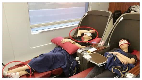 助理曝光了一个生活中不一样的许晴,用袜子当眼罩还睡的挺香