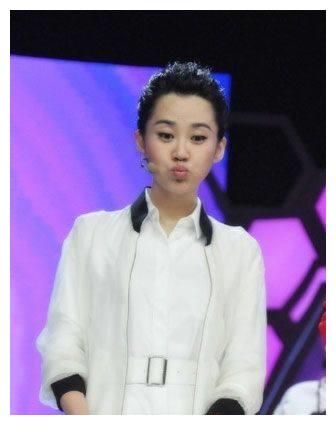 助理曝光了一个生活中不一样的许晴,用袜子当眼罩还睡的挺香