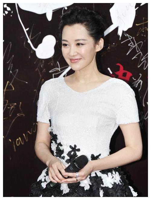 助理曝光了一个生活中不一样的许晴,用袜子当眼罩还睡的挺香