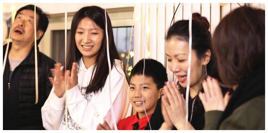 胡军儿子为妈妈亲生，穿红色衬衣系领带，笑起来秒变霸道总裁！