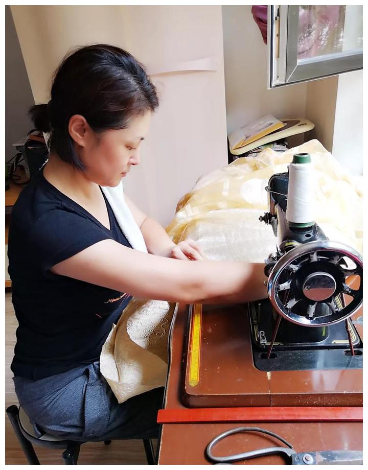 谢大脚蹬缝纫机做窗帘，引发80后网友集体怀旧