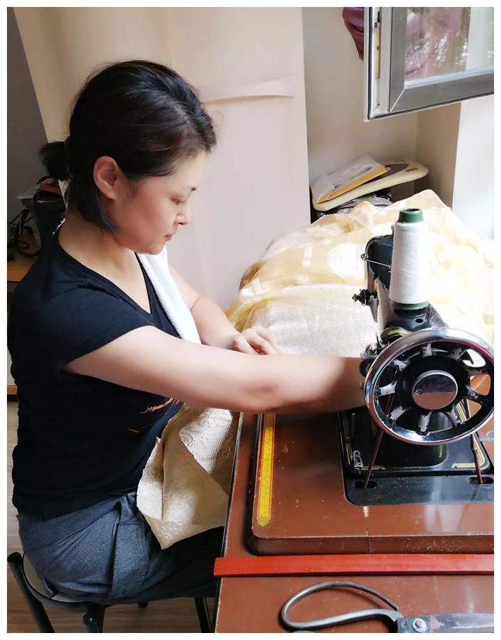 谢大脚蹬缝纫机做窗帘，引发80后网友集体怀旧