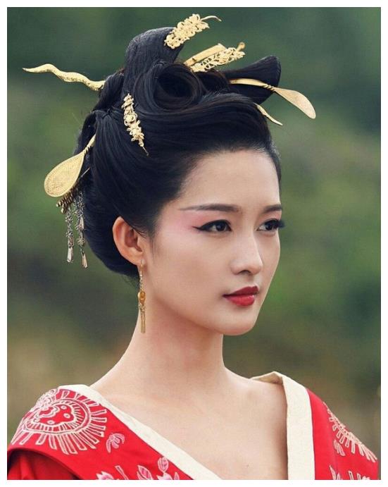 头戴“餐具”的最美的女星，迪丽热巴第二，第一不是赵丽颖！