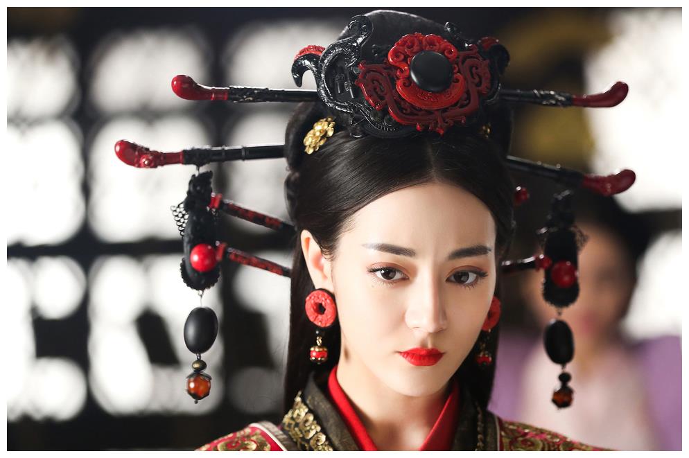 头戴“餐具”的最美的女星，迪丽热巴第二，第一不是赵丽颖！
