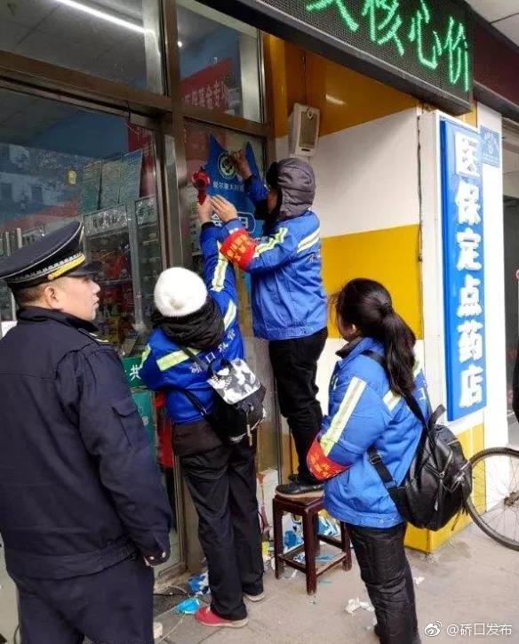 在城市家具、路肩大理石、商铺公共外墙面上涂刷新型材料