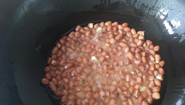 炸花生米太费油?学会这一招,不用一滴油,花生酥脆可口,不返潮