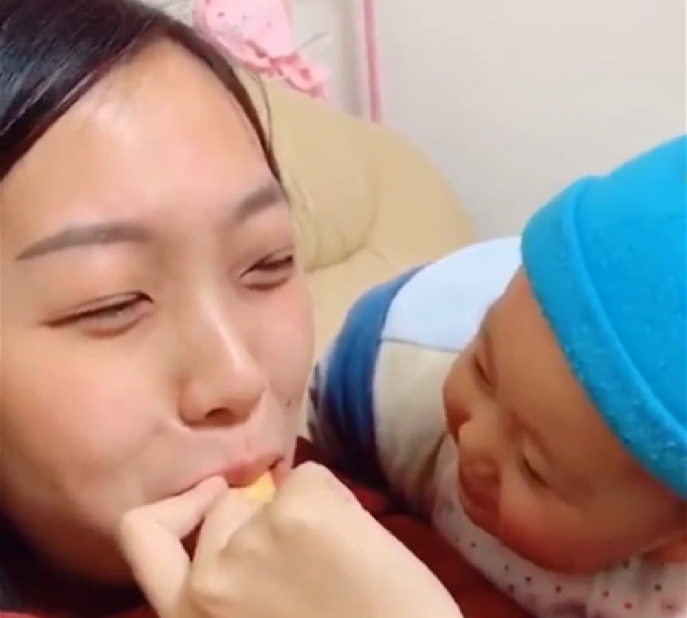 宝宝看到妈妈吃饼干,看得两眼发直,接下来的一幕妈妈的心都化了