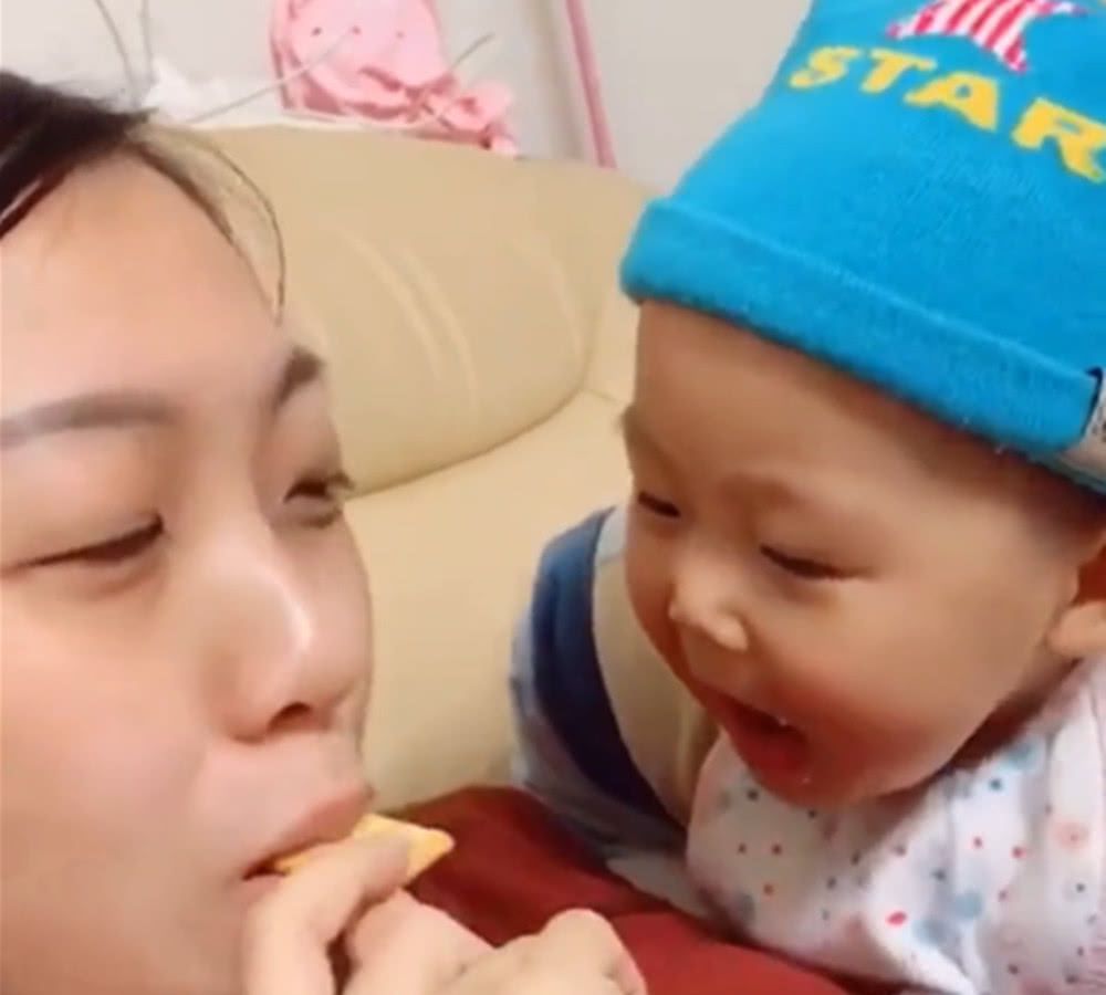 宝宝看到妈妈吃饼干,看得两眼发直,接下来的一幕妈妈的心都化了