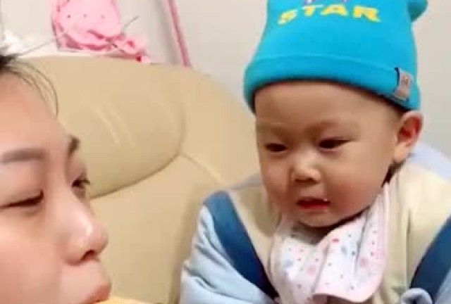 宝宝看到妈妈吃饼干,看得两眼发直,接下来的一幕妈妈的心都化了