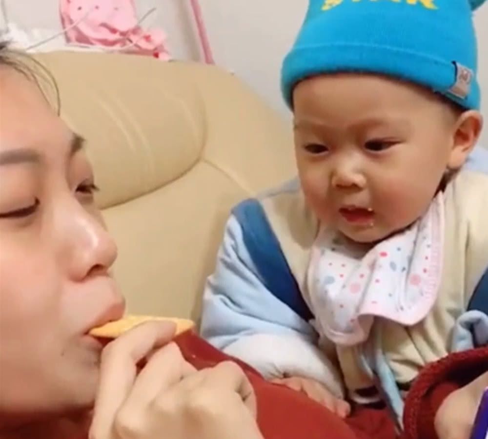 宝宝看到妈妈吃饼干,看得两眼发直,接下来的一幕妈妈的心都化了