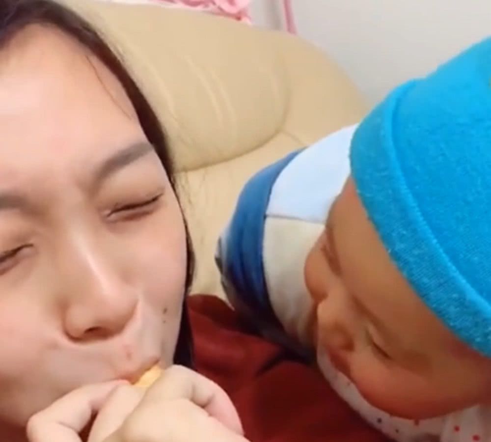 宝宝看到妈妈吃饼干,看得两眼发直,接下来的一幕妈妈的心都化了