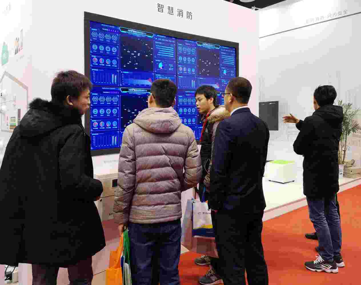 这个被众多观展者围观的是尼特为本届消防展精心设计的精品展示台,NT9011消防控制室图形显示装置、NT9008家用火灾报警控制器、NT8116点型家用感烟火灾探测器、一体式电动闭门器、NT8130物联网网关、FT8202手动火灾报警按钮、NT8259输入输出模块7款匠心制造的好产品彰显了尼特对品质细节的极致追求。