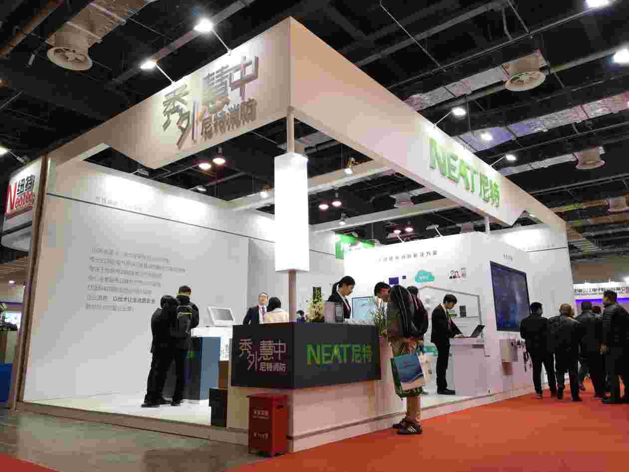 这个被众多观展者围观的是尼特为本届消防展精心设计的精品展示台,NT9011消防控制室图形显示装置、NT9008家用火灾报警控制器、NT8116点型家用感烟火灾探测器、一体式电动闭门器、NT8130物联网网关、FT8202手动火灾报警按钮、NT8259输入输出模块7款匠心制造的好产品彰显了尼特对品质细节的极致追求。