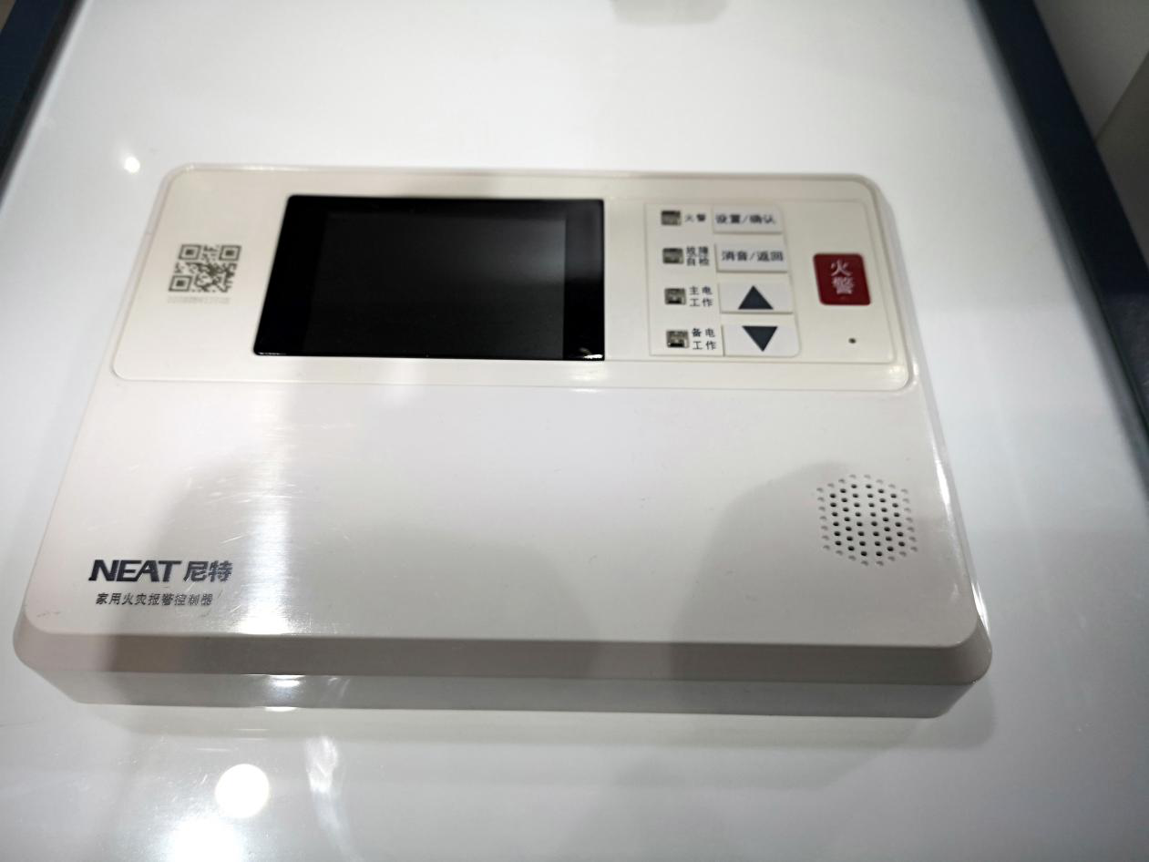 这个被众多观展者围观的是尼特为本届消防展精心设计的精品展示台,NT9011消防控制室图形显示装置、NT9008家用火灾报警控制器、NT8116点型家用感烟火灾探测器、一体式电动闭门器、NT8130物联网网关、FT8202手动火灾报警按钮、NT8259输入输出模块7款匠心制造的好产品彰显了尼特对品质细节的极致追求。