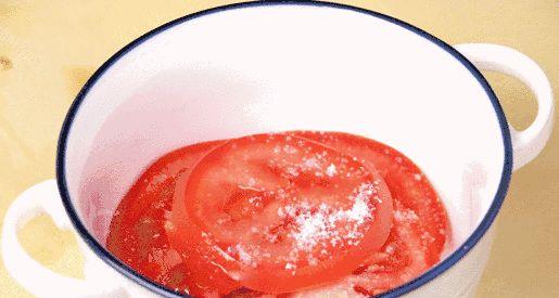 大叔把5斤西红柿放罐,倒满油密封,1年后打开不禁要流口水