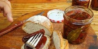 大叔把5斤西红柿放罐,倒满油密封,1年后打开不禁要流口水