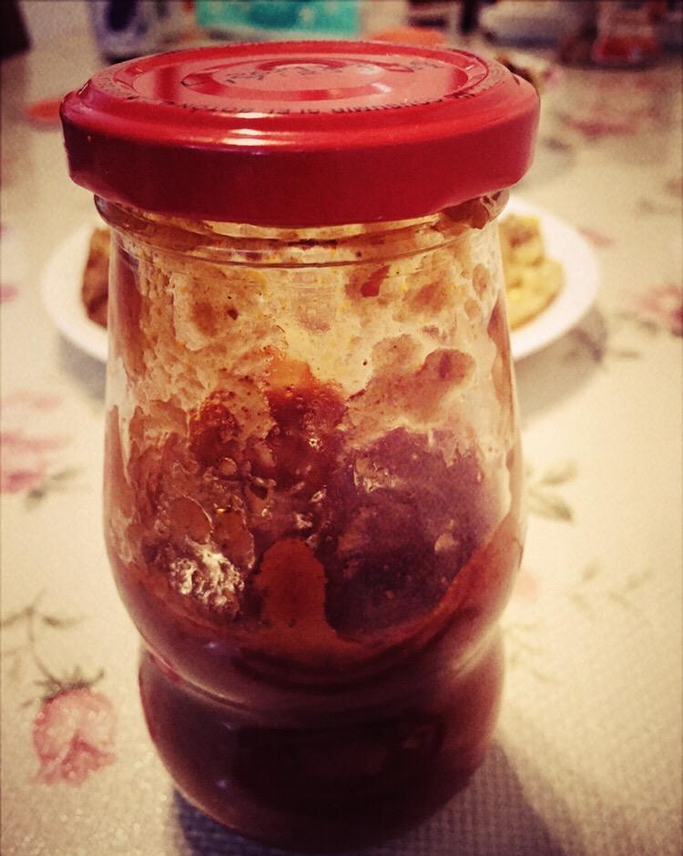 大叔把5斤西红柿放罐,倒满油密封,1年后打开不禁要流口水