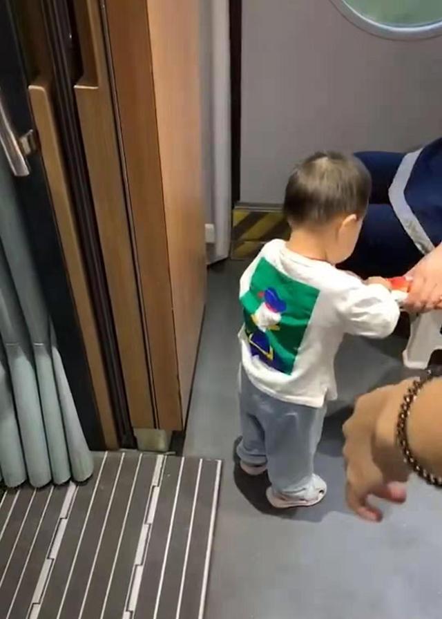 乘务员小姐姐给宝宝饼干吃,宝宝嘴上说不要,但身体却出卖了自己