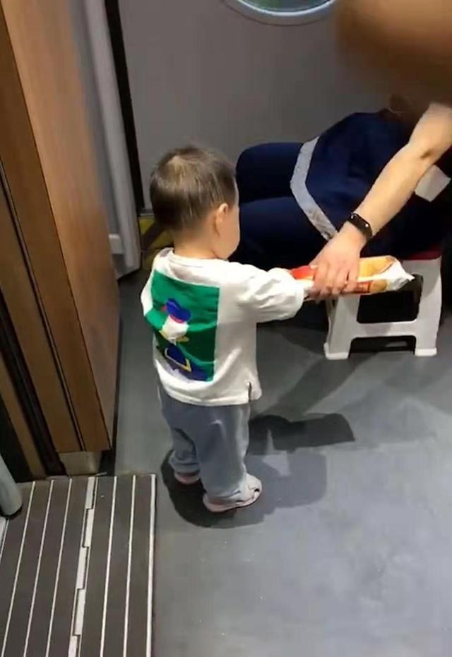 乘务员小姐姐给宝宝饼干吃,宝宝嘴上说不要,但身体却出卖了自己