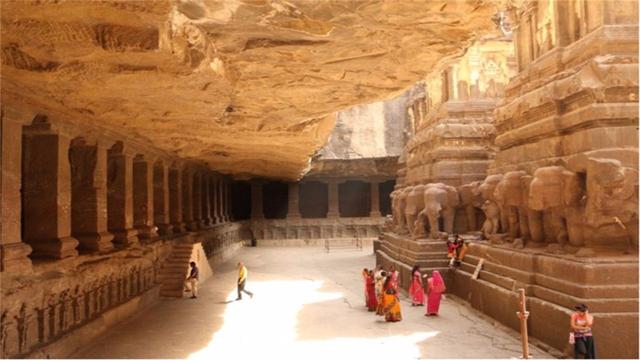 印度公元8世纪建的神庙,由一整块巨石雕刻成,建造过程至今是谜