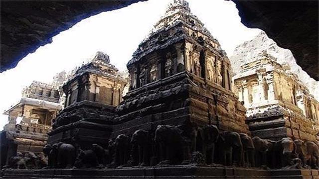 印度公元8世纪建的神庙,由一整块巨石雕刻成,建造过程至今是谜