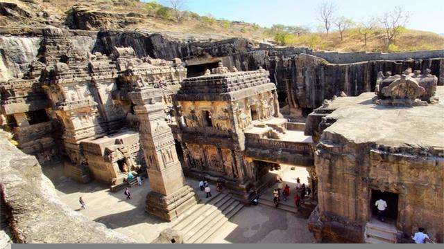 印度公元8世纪建的神庙,由一整块巨石雕刻成,建造过程至今是谜