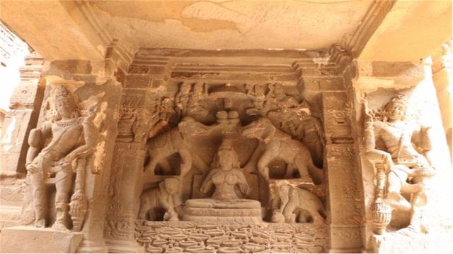 印度公元8世纪建的神庙,由一整块巨石雕刻成,建造过程至今是谜