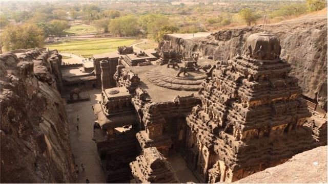 印度公元8世纪建的神庙,由一整块巨石雕刻成,建造过程至今是谜