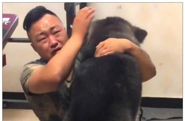 被邻居投诉饲养大型犬，男子与二哈分开时，场面令人忍不住流泪