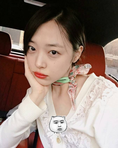 崔雪莉终于穿内衣了，配合“球网裙”太抢眼，网友：还不如不穿呢