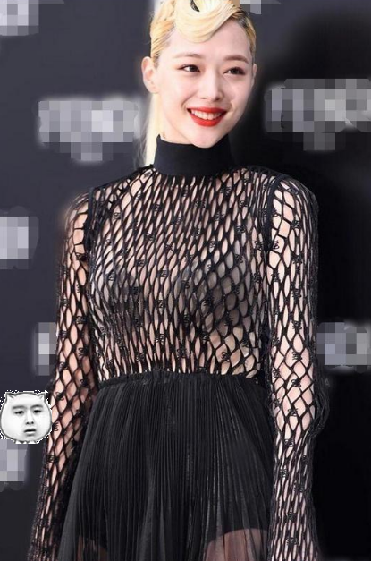 崔雪莉终于穿内衣了，配合“球网裙”太抢眼，网友：还不如不穿呢